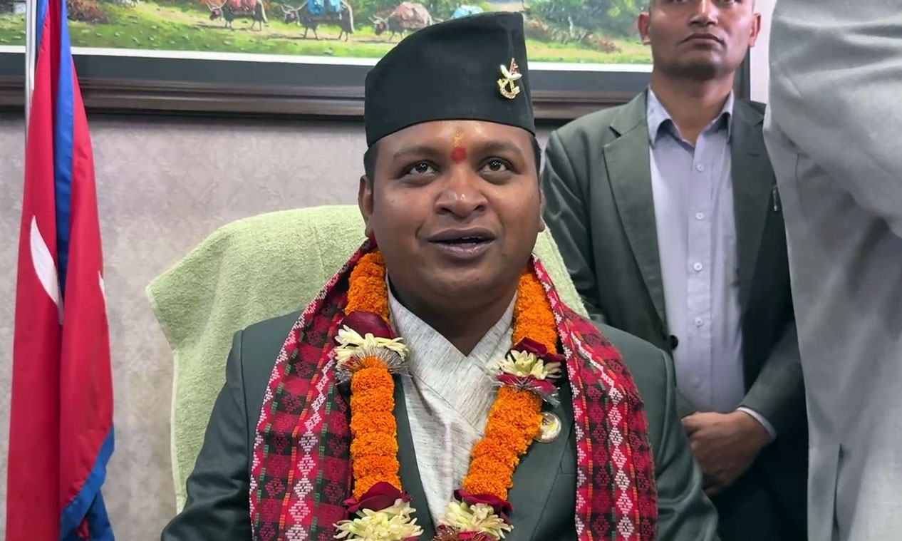 अनुशासनविपरीत काम गरेपछि श्रममन्त्री पदमुक्त, स्वास्थ्यमन्त्रीलाई चेतावनी