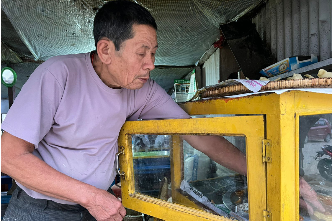 मिठाई बेचेर खुसी कमाएका हरिबहादुर