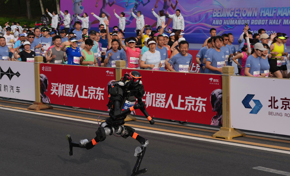 रोबोटले तोड्यो हाफ म्याराथनमा मान्छेले राखेको कीर्तिमान